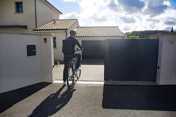 Découvrez le test complet de la motorisation Somfy Slidymoove 600 : performance, installation et avantages d'un portail connecté pour votre domicile.